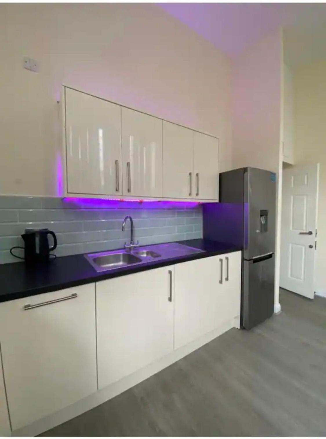 Spacious King Room With Private Entrance - Near Emirates And Camden And King'S Cross - 5 Min To Tube ฟินชืลีย์ ภายนอก รูปภาพ